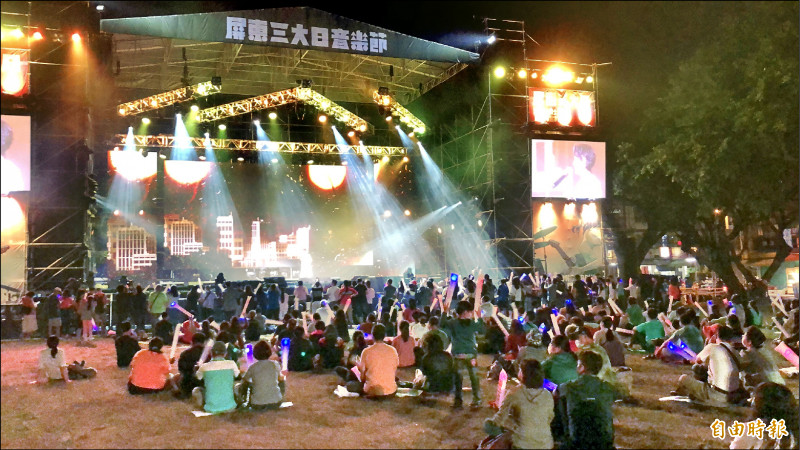 屏東三大日音樂節昨晚如期開唱，許多民眾席地而坐享受音樂。（記者羅欣貞攝）