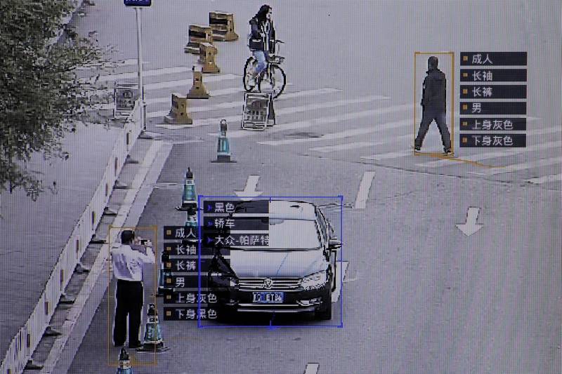 中国商汤科技2017年展示的监控软体可精确辨识行人和车辆。（路透档案照）(photo:LTN)
