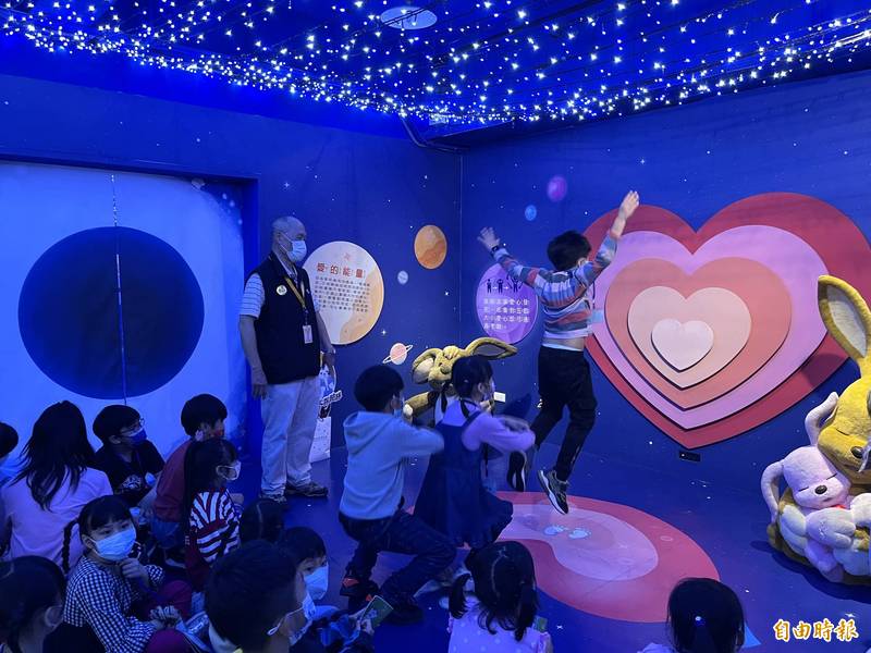 博幼社會福利基金會竹東中心小朋友在館內的「愛的星球」玩的開心。（記者翁聿煌攝）