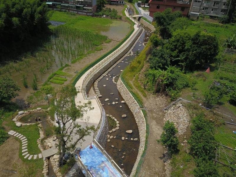 街口溪生態水岸步道跳石區常有遊客擅闖，水務局與地方商討後，決議設置鍊條禁入。（水務局提供）=