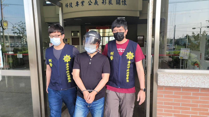 台南一名張姓狼師（中）因猥褻女童遭判4年多，其竟未按時報到服刑，今年1月遭通緝，逃亡2個多月，警方今下午在台中一處大樓地下室停車場將其逮捕歸案。（民眾提供）