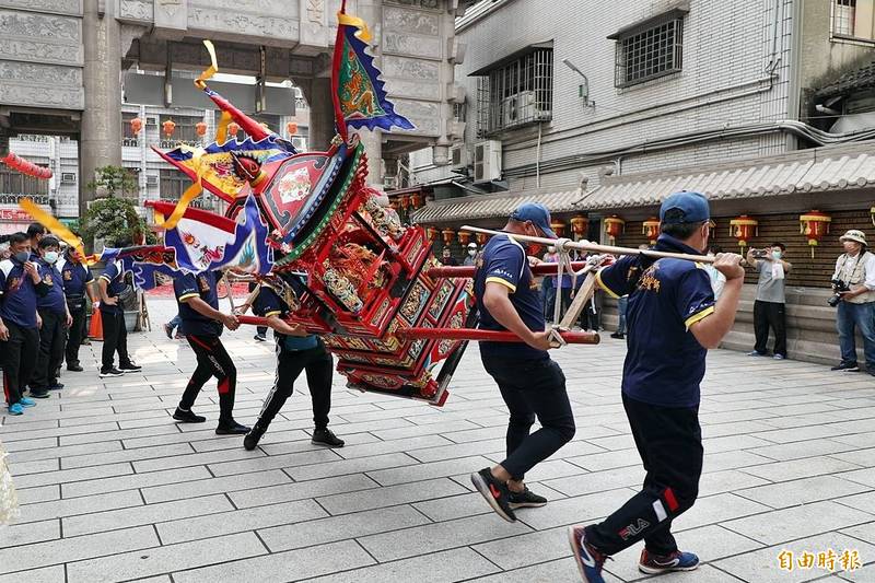 金門浯島城隍廟團隊演出金門特有輦轎「搖天晃地」入場。（記者丁偉杰攝）