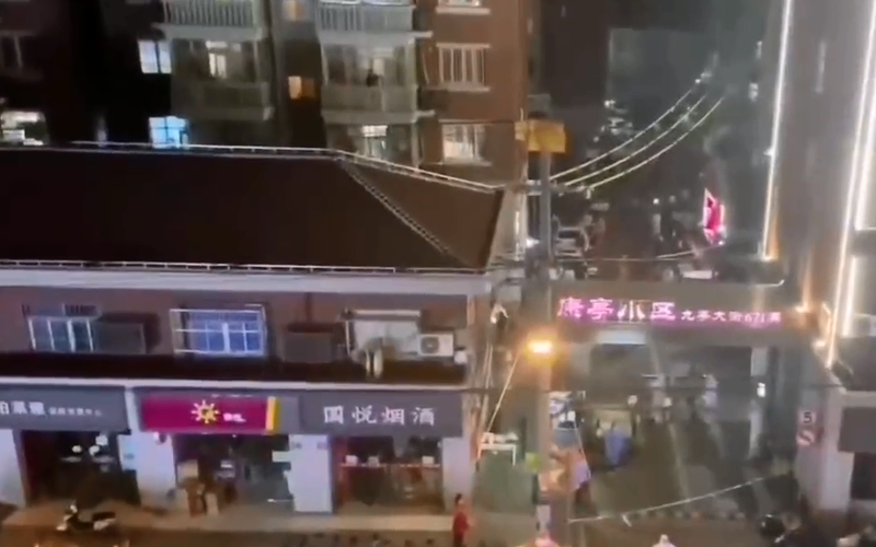 8日深夜至9日凌晨，有多支影片顯示中國上海松江一處社區民眾群聚門口高喊「發物資」，引發中國網友關注。（翻攝微博）