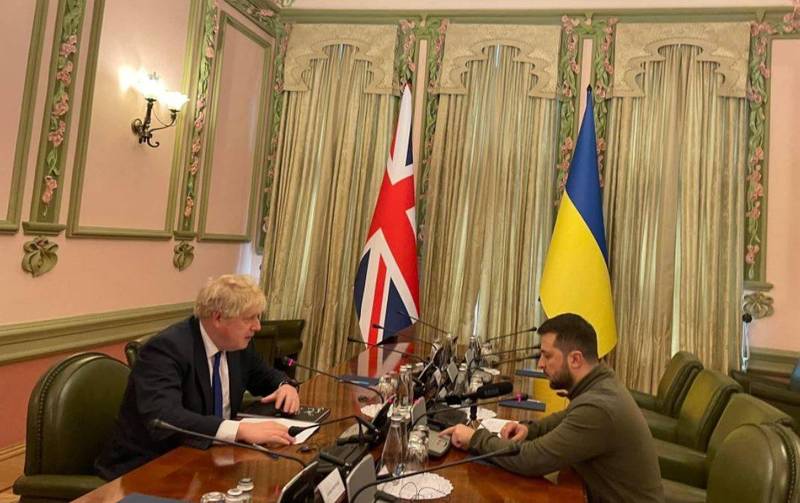英國首相強森（左）與烏克蘭總統澤倫斯基（右）面對面談話。（圖擷取自烏克蘭駐英國大使館推特）