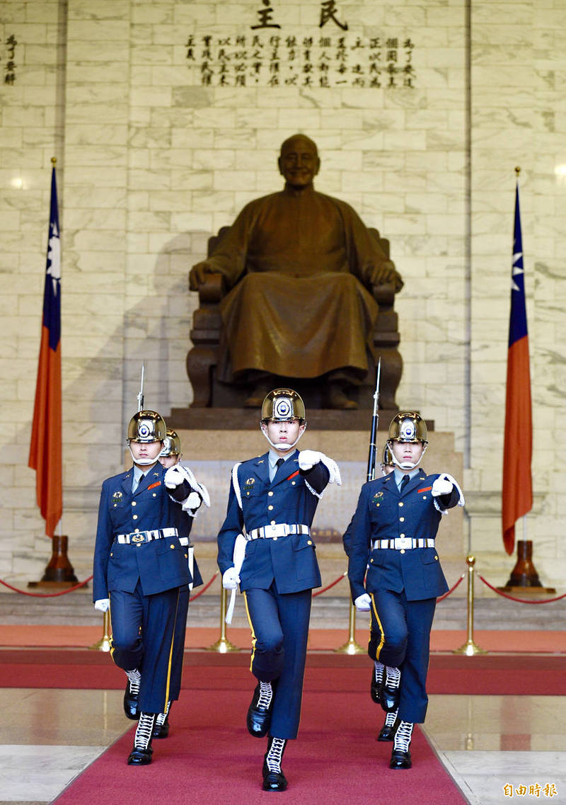Honor guards perform a drill in front of a statue of Chiang Kai-shek at the Chiang Kai-shek Memorial Hall in Taipei on Dec. 17, 2018.
Photo: Lo Pei-der, Taipei Times Honor guards perform a drill in front of a statue of Chiang Kai-shek at the Chiang Kai-shek Memorial Hall in Taipei on Dec. 17, 2018.
Photo: Lo Pei-der, Taipei Times