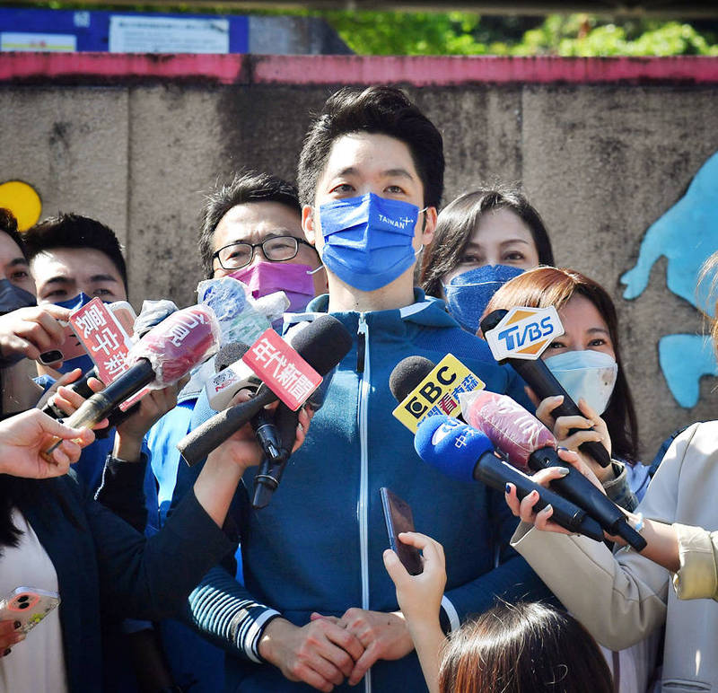 Chinese Nationalist Party （KMT） Legislator Chiang Wan-an talks to reporters before taking part in an outdoor activity in Taipei yesterday.
Photo: CNA