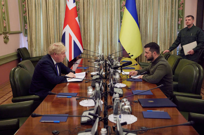 英國首相強森（左）與烏克蘭總統澤倫斯基（右）面對面談話。（圖擷取澤倫斯基臉書）
