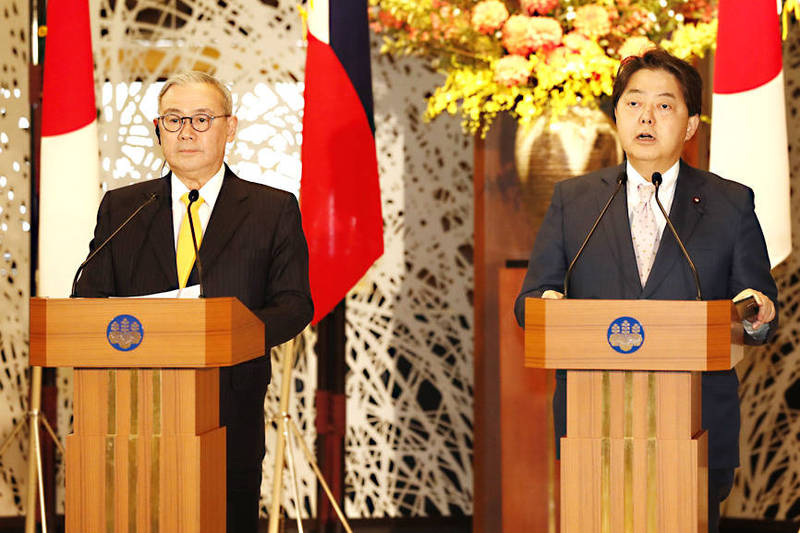 Philippine Secretary of Foreign Affairs Teodoro Locsin Jr, left, and Japanese Minister of Foreign Affairs Yoshimasa Hayashi attend a news conference at the Iikura Guest House in Tokyo yesterday. 
Photo: EPA-EFE