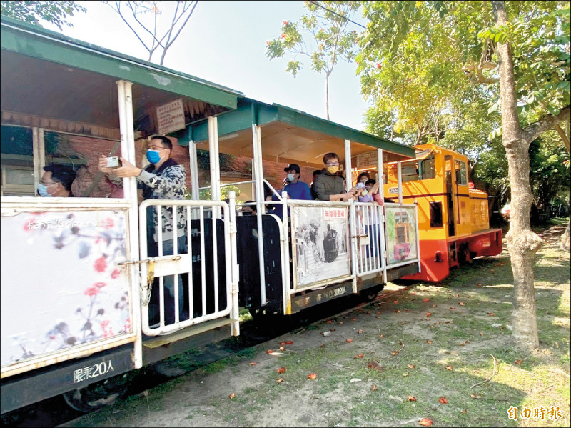 台糖蒜頭糖廠五分車將升級為觀光列車。（記者蔡宗勳攝）