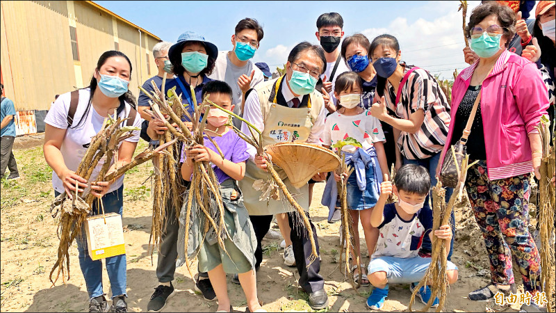 台南市長黃偉哲（前中）相揪鄉親下田一起採牛蒡，開心合影。
（記者楊金城攝）