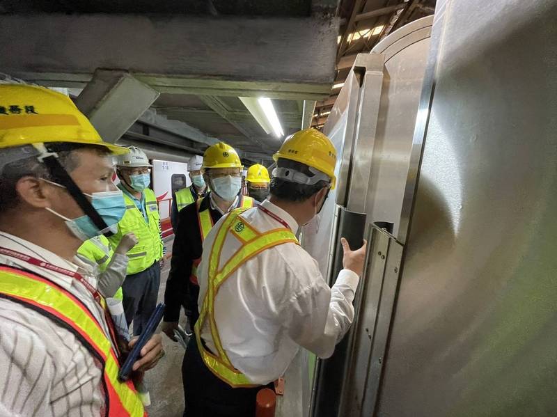 台鐵局長杜微日前赴台北機務段巡視查看EMU900型電聯車缺失（防墜板）改善。（圖由台鐵局提供）