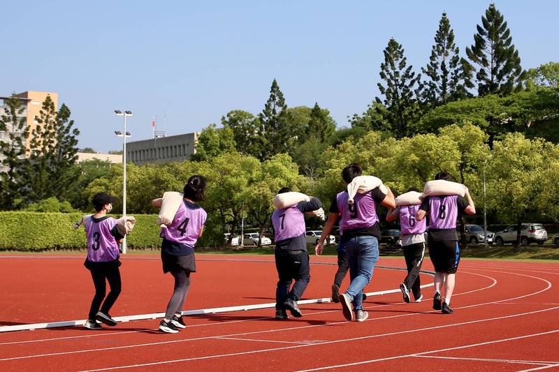 阿里山林鐵處招募新血，運務機務體測負重跑走。（阿里山林鐵處提供）