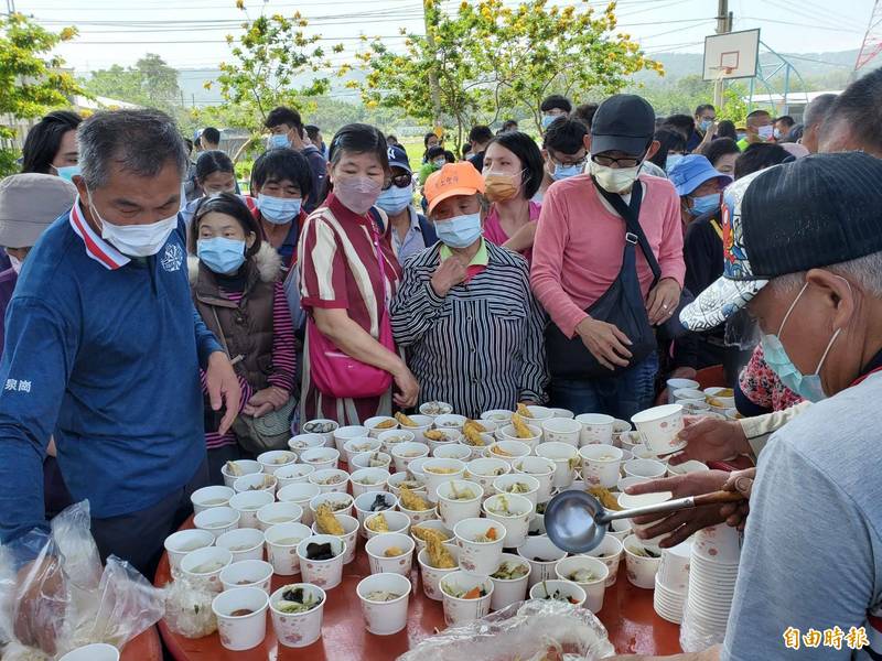 苗縣通霄「四庄媽」回鑾，飯擔改取餐湧大批人潮。（記者蔡政珉攝）