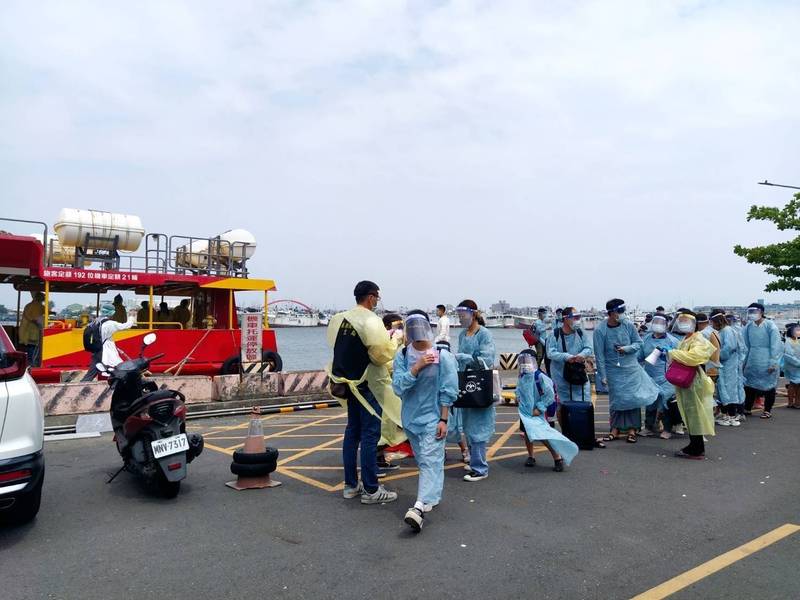 縣府動用防疫專船將86人從小琉球送回本島採檢及隔離。（屏東縣政府提供）