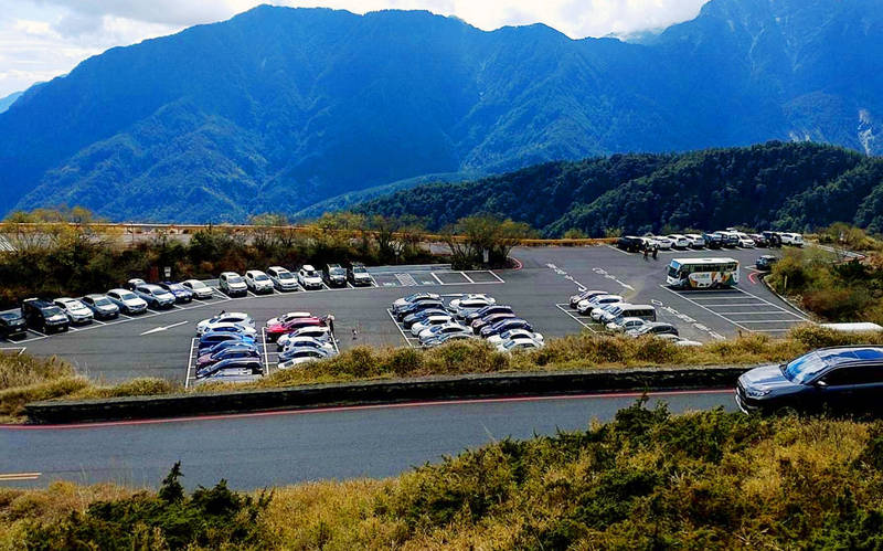 合歡山上的小風口停車場內,週日上午就都客滿,沒有停滿的中巴停車區域,自小客車是不能占停的,有民眾發現警方有開紅單夾在車窗上,提醒不要停中巴車格,且場內白線也不要停。(民眾提供) 合歡山上的小風口停車場內,週日上午就都客滿,沒有停滿的中巴停車區域,自小客車是不能占停的,有民眾發現警方有開紅單夾在車窗上,提醒不要停中巴車格,且場內白線也不要停。(民眾提供)
