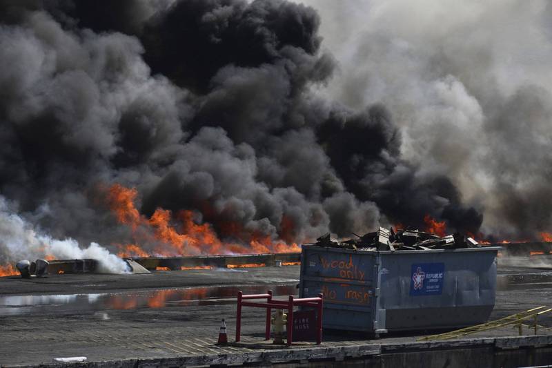 美国加州旧金山湾区贝尼西亚港发生大火，现场窜出的浓烟几乎遮蔽天空。（美联社）(photo:LTN)