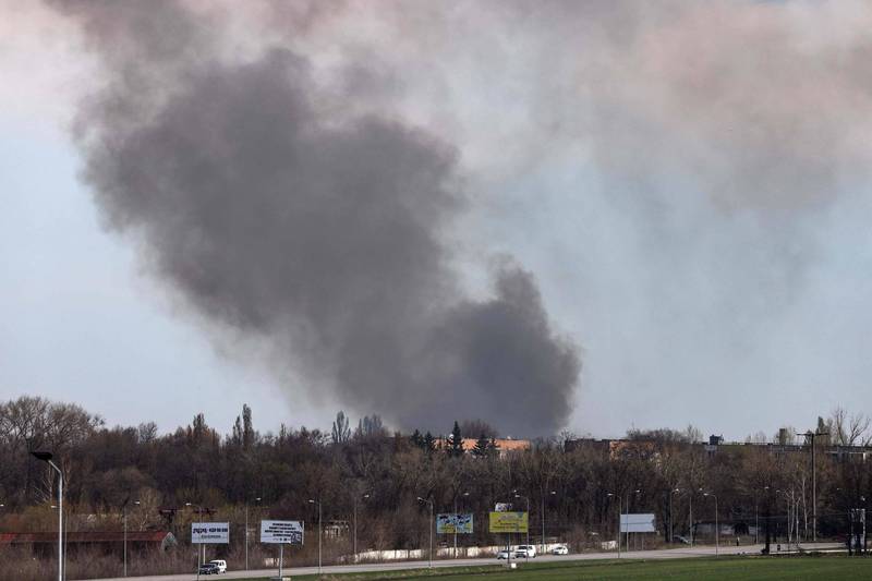 俄軍連夜砲轟，烏克蘭第四大城聶伯羅（Dnipro）機場及民生基礎建設遭毀。圖為聶伯羅機場遭砲轟引發之火勢。（法新社）