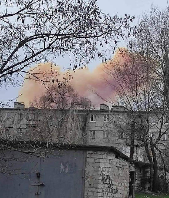 俄罗斯军队砲击乌东硝酸储藏处，可以看到橙色的烟雾窜上天际。（图撷自「Serhii Haidai」Telegram）(photo:LTN)