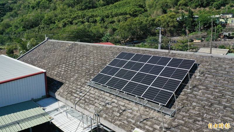 部落避難中心建置防災型微電網系統，有太陽能及發電機，能提供至少72小時電力。（記者蔡宗憲攝）