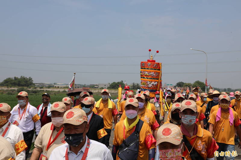 大甲媽祖鑾轎今天中午12點多抵達嘉義縣新港鄉崙子橋。（記者王善嬿攝）