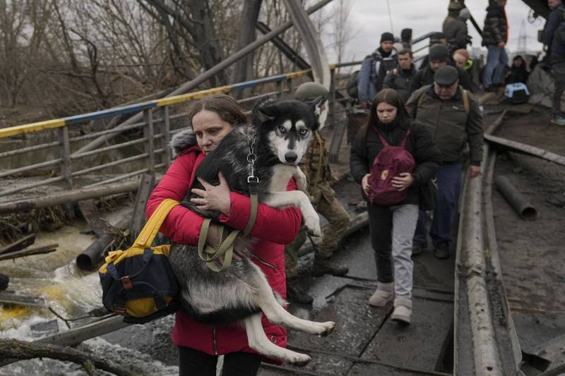 聯合國難民署指出，目前已有超過450萬人逃離烏克蘭。圖為基輔郊區伊爾平居民撤離。（美聯社）