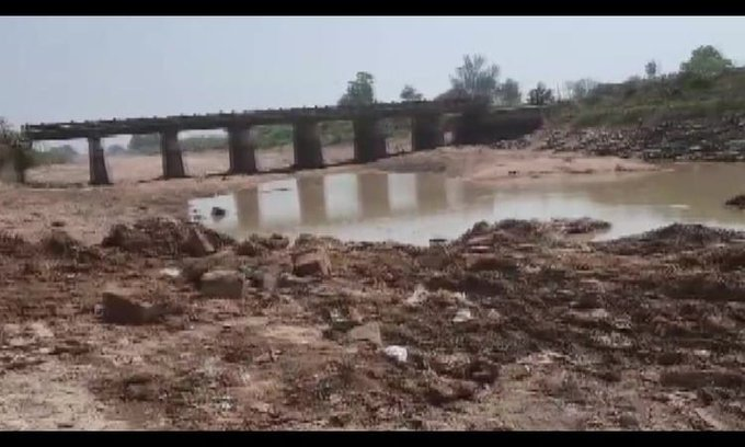 印度比哈尔邦一座长约18公尺的桥梁，近日直接被小偷偷走。（图翻摄自推特）(photo:LTN)