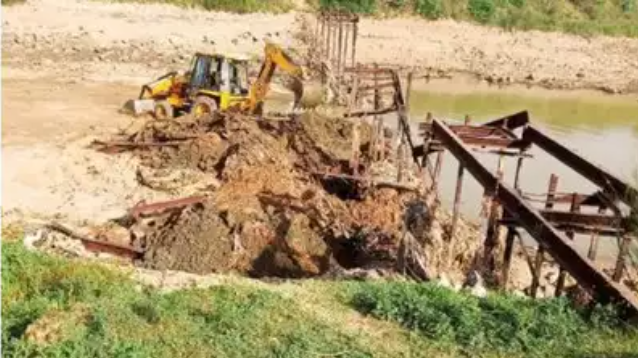 一群小偷与水利官员勾结，竟然光天化日下开着挖土机等重型机具拆除钢构桥。（图翻摄自推特）(photo:LTN)