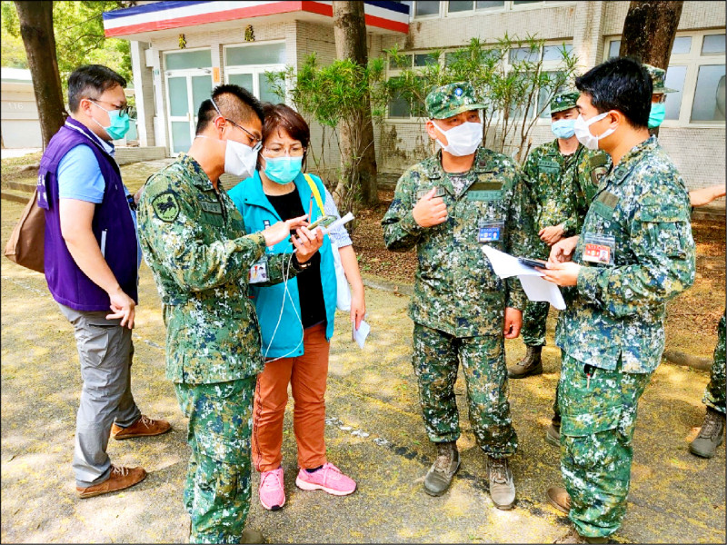 為防堵精忠營區案疫情擴散，嘉縣衛生局人員與軍方研商因應措施。（嘉義縣政府提供）