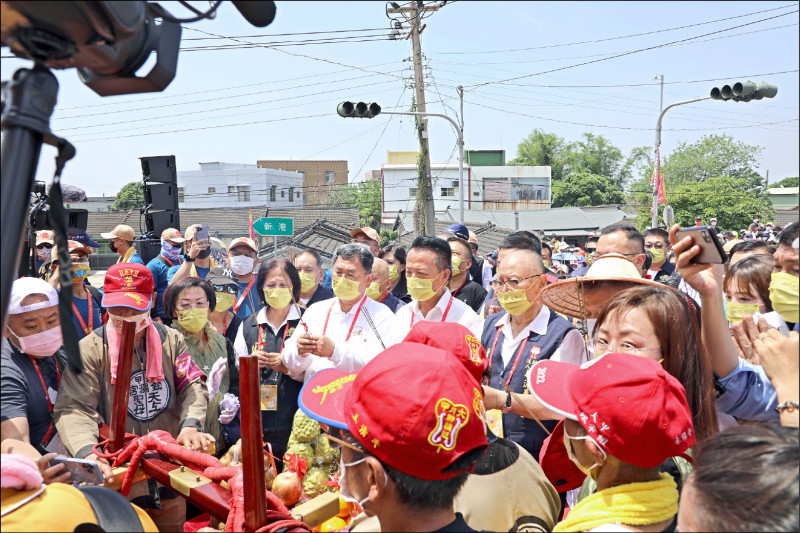 為配合防疫，嘉義縣長翁章梁、立委陳明文、新港奉天宮董事長何達煌等人簡化迎駕儀式。（記者王善嬿攝）