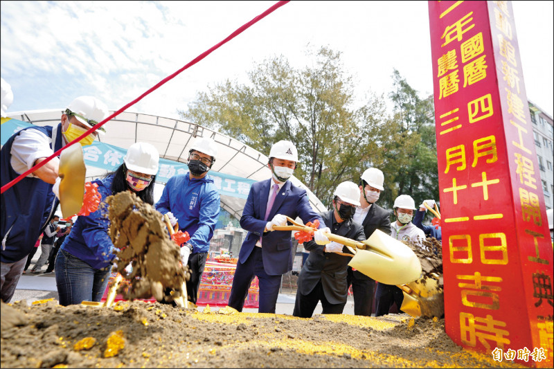 市長林智堅主持香山綜合休閒運動館新建工程開工典禮。
（記者蔡彰盛攝）