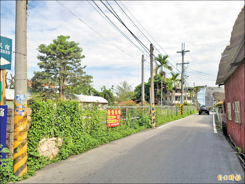 埔里鎮大湳里虎仔耳社區重要聯外道路虎山路十分狹窄，社區爭取拓寬為八米道路。（記者佟振國攝）