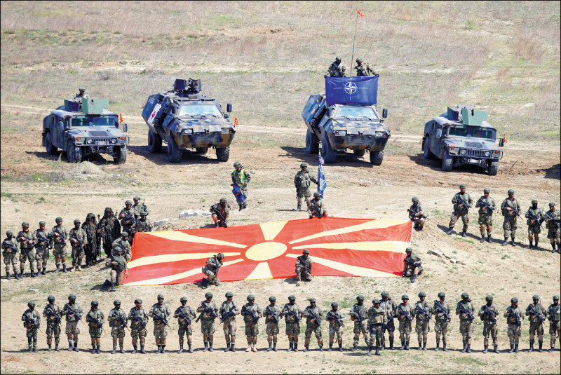 北約第30個成員國北馬其頓（North Macedonia，原名馬其頓）的陸軍官兵與裝甲車，11日在該國克里沃拉克（Krivolak）的訓練基地，參加北約的戰備評估演習。（路透）