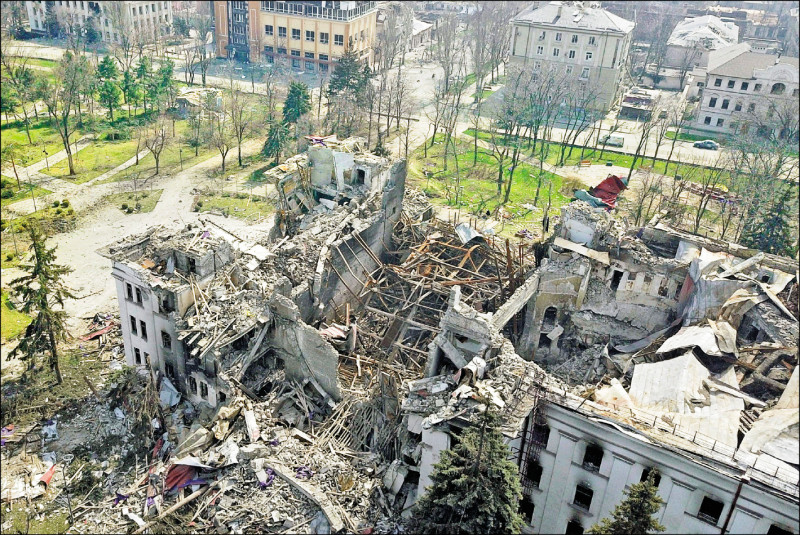 烏克蘭南部戰略港市馬立波持續遭俄軍包圍攻擊，圖為當地一座劇院毀於俄軍砲火。（路透）