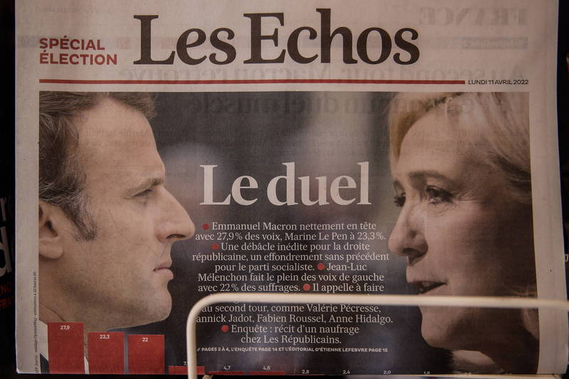 法国最新一份总统大选民调显示，马克宏（左）以54％的支持率略微领先右翼候选人勒朋（右）。（欧新社）(photo:LTN)