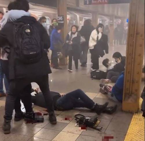 紐約布魯克林地鐵站發生槍擊案件，多人中彈倒地。（圖取自推特）