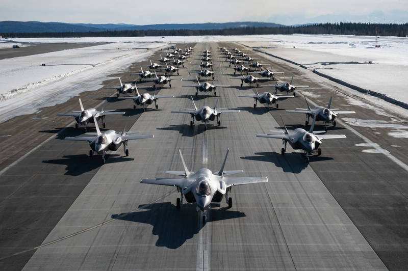 美国空军3月底在阿拉斯加展现42架F-35A战机「大象漫步」的壮盛军容。（图撷自美国空军）(photo:LTN)