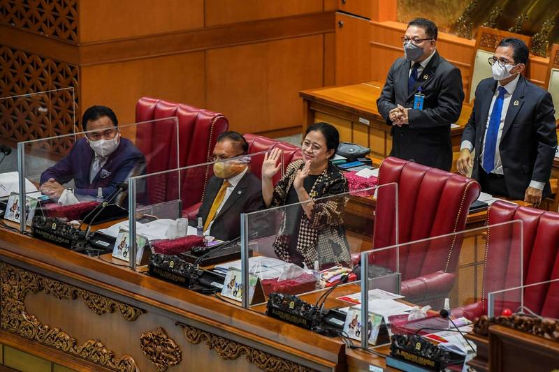 印尼国会议长马哈拉尼（中，Puan Maharani）欣慰地挥手致意，今天印尼各界期盼已久的性暴力法案终于获得过半数议员同意通过，在场女权运动人士爆出欢唿与掌声。（路透）(photo:LTN)