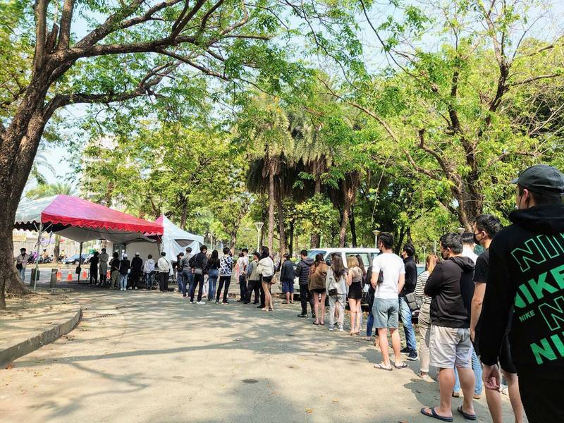 同盟公園篩檢站日前民眾排隊採檢情形。（資料照，高醫提供）