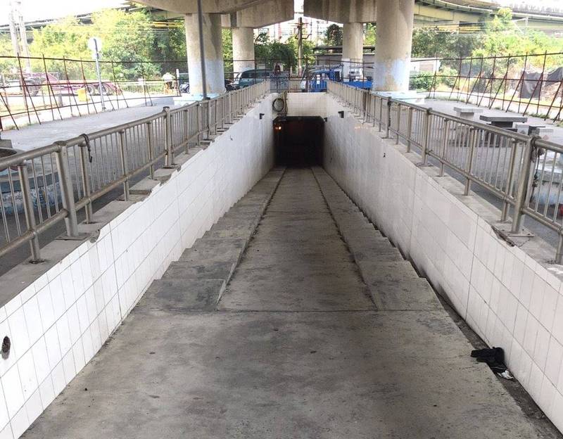 基於安全考量，台南永康區永大路陸橋地下人行道仍禁止機車通行。（南市工務局提供）