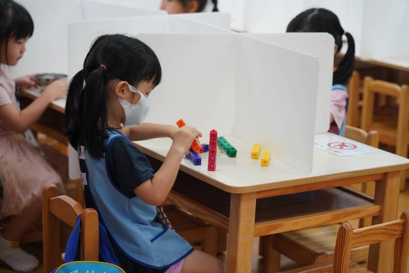 台北市長柯文哲2018年推動補助幼童就讀幼兒園的政策，每人每學期補助1萬3660元，111學年持續辦理。（北市教育局提供）