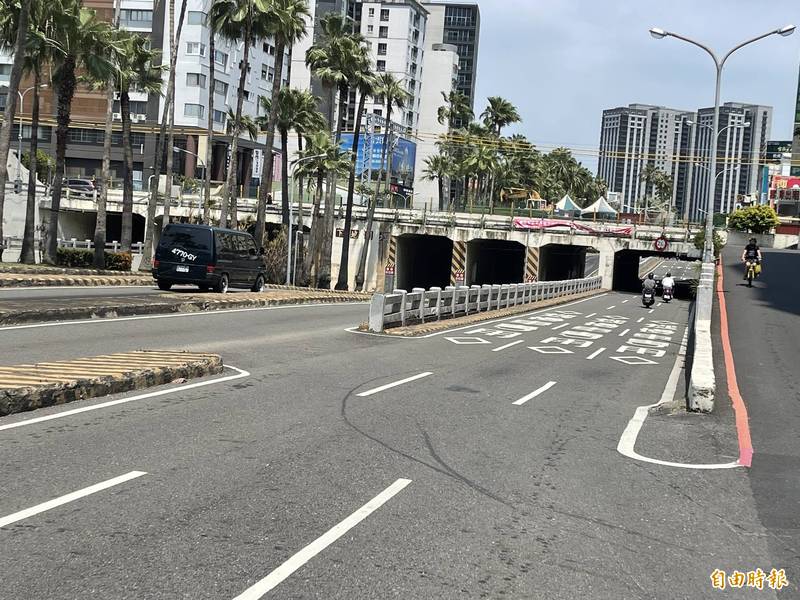 台南東區林森路大同地下道配合南鐵地下化施工，將從四月十六日起把地下道北側的車道（圖左方）做適度縮減，提醒過往人車留意。（記者王俊忠攝）