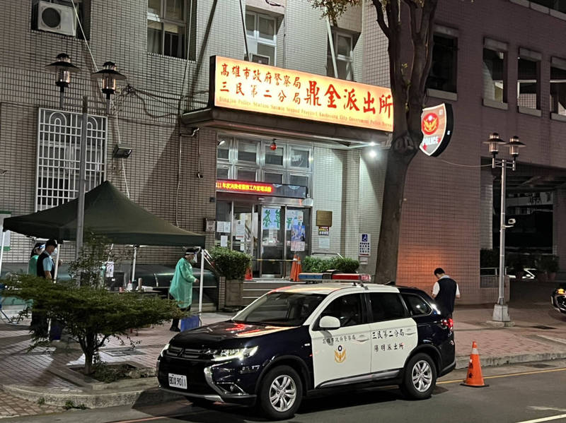 高市2名員警確診啟動無縫接軌，派出所夜間燈火通明，並全面採取快篩，保大也支援力求防疫無漏洞治安無空窗。（記者黃良傑翻攝）