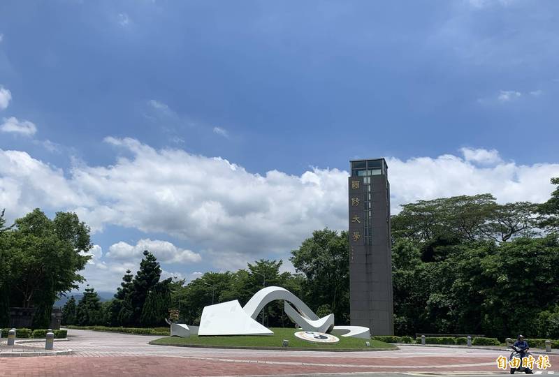 國防大學位於桃園市八德區校本部的率真校區，今天下午傳出1名校級軍官學員確診，桃園市衛生局證實目前正在協助疫調中。（記者陳恩惠攝）