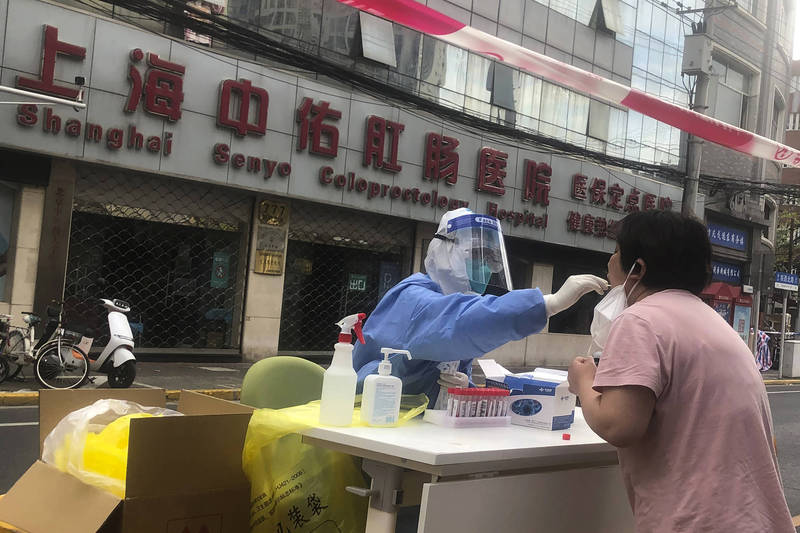 上海疫情嚴重，實施封控民怨四起。（美聯社）