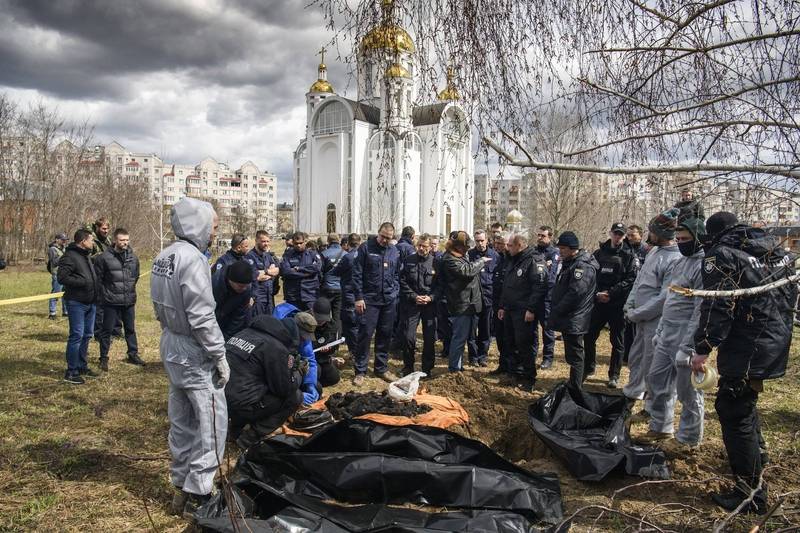 烏克蘭布查鎮在俄軍撤離後發現大批平民被虐殺，圖為法國法醫人員抵達布查協助調查戰爭罪行。（美聯社）