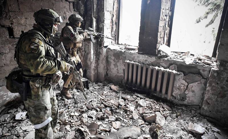 俄羅斯國防部宣稱有1000多名駐守在馬立波的烏軍投降。圖為兩名俄軍士兵在馬立波一棟被砲火摧殘的建築物窗邊戒備。（法新社資料照）