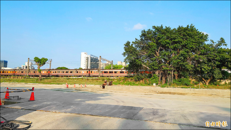 小東路北側公宅基地，位於小東路與北門路交叉口，鄰近台南公園與台南火車站。（記者洪瑞琴攝）