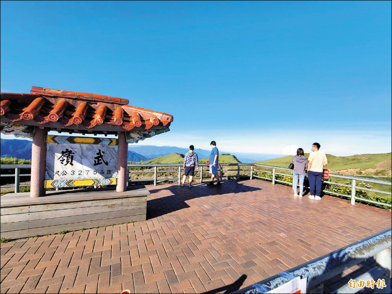 古色古香的武嶺亭深獲遊客青睞，林務局東勢林管處本次整建觀景平台，將原貌保留。（記者佟振國攝）