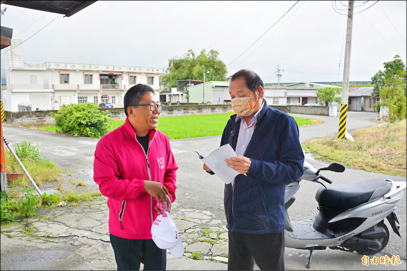 新城鄉長何禮臺哥哥何禮飛（右）被檢舉在溝圳上蓋違建占用十餘年，昨允諾會主動拆除，民進黨籍縣議員參選人陳財能（左）也到現場關心。（記者王峻祺攝）