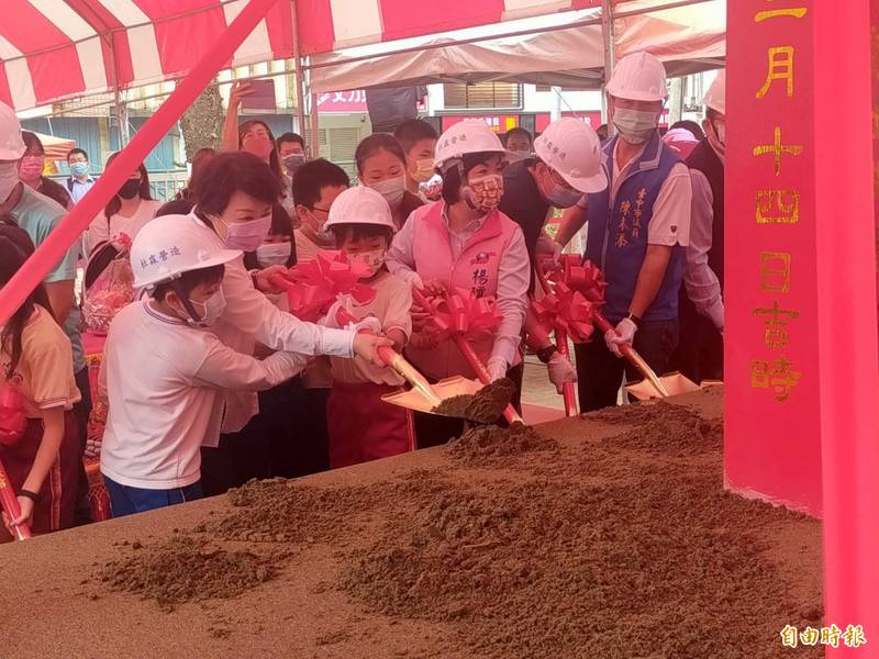 內埔國小新建公共化幼兒園舉行動工儀式。（記者張軒哲攝）